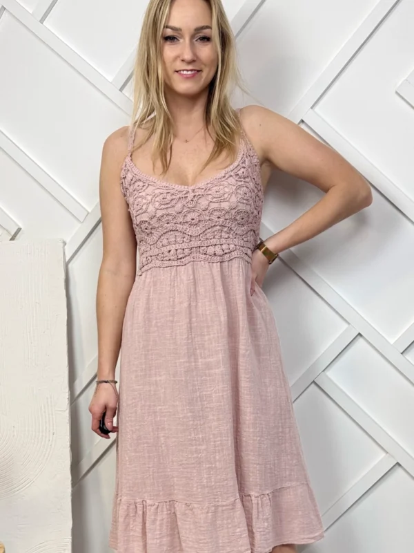 bawełniana sukienka letnia pudrowy jasny różowy z szydełkową górą na ramiączkach do kolan