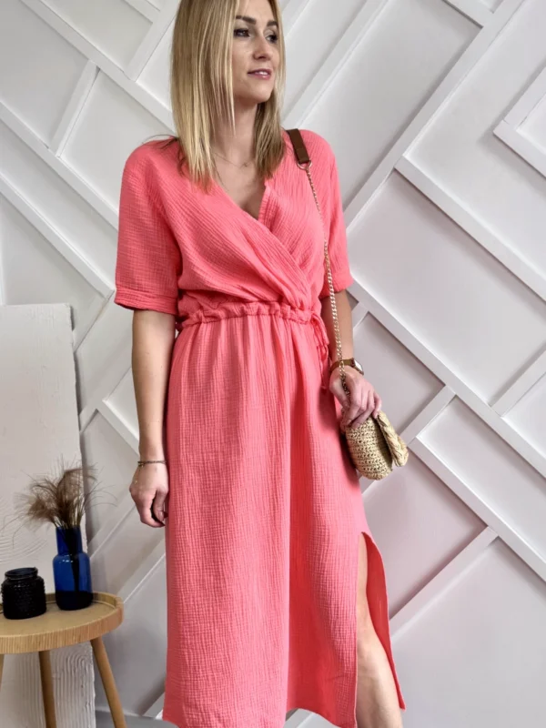 sukienka muślinowa midi koralowa z rozcięciem, na krótki rękaw