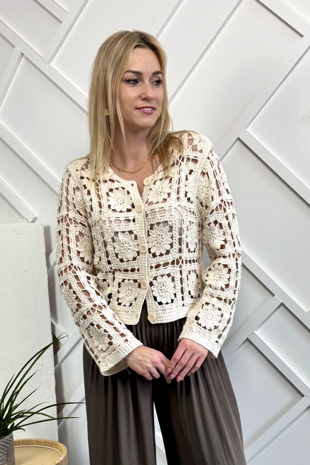 ażurowy kardigan beżowy, ażurowy rozpinany sweterek damski beżowy, na długi rękaw