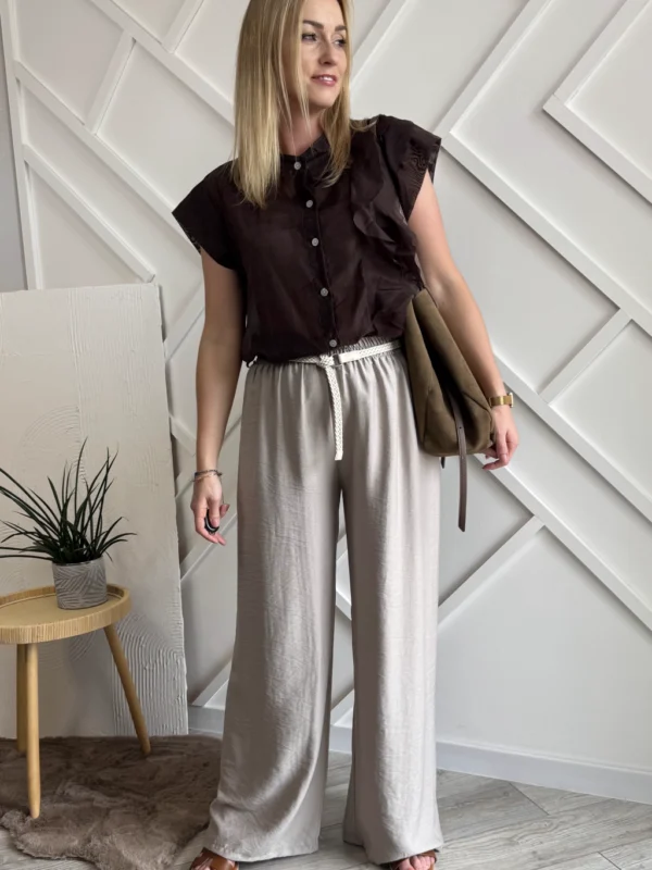 beżowe szerokie spodnie damskie z wiskozy, z paskiem