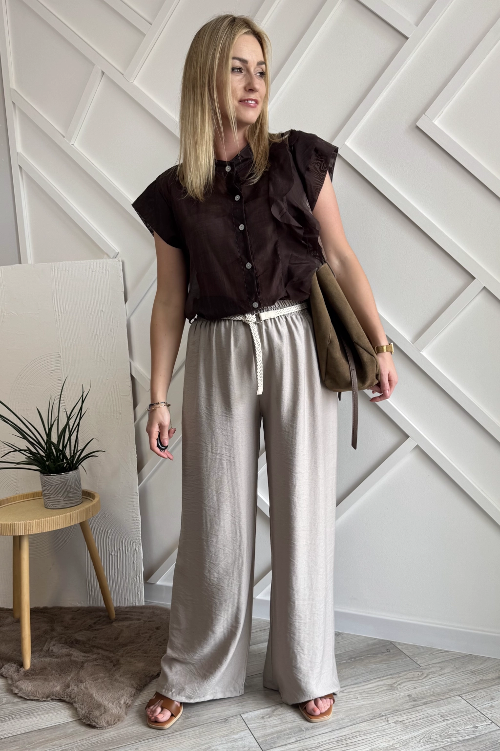 beżowe szerokie spodnie damskie z wiskozy, z paskiem