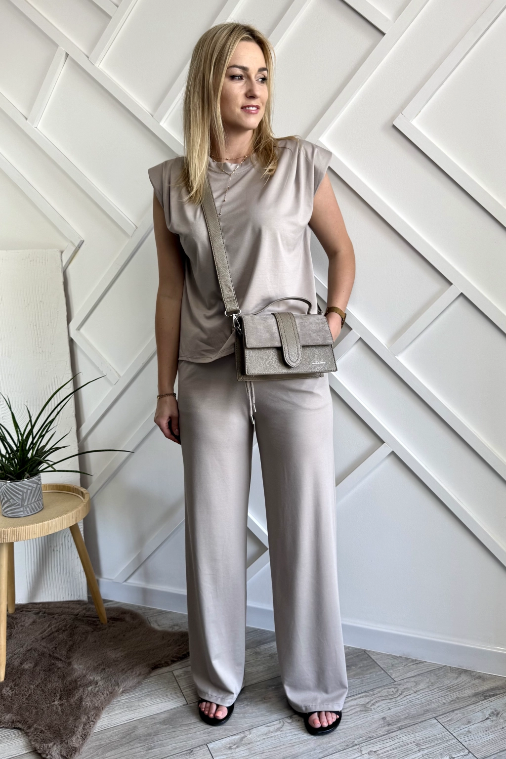 komplet damski beżowy z szerokimi spodniami i bluzką z poduszkami w ramionach