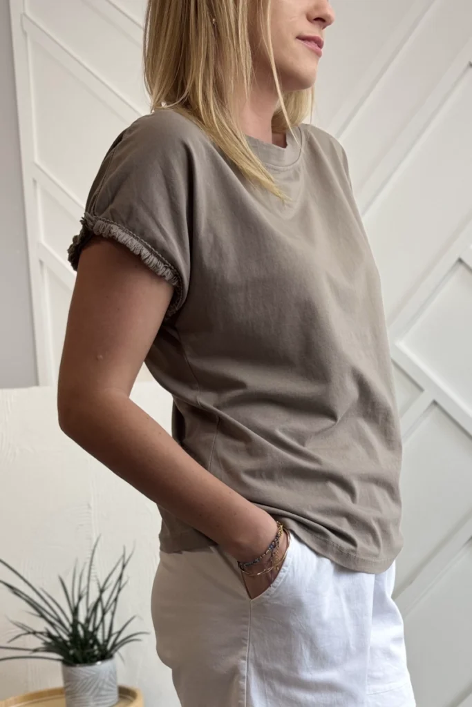 T-Shirt bluzka z bawełny na krótki rękaw z frędzlami kolor: beżowy taupe