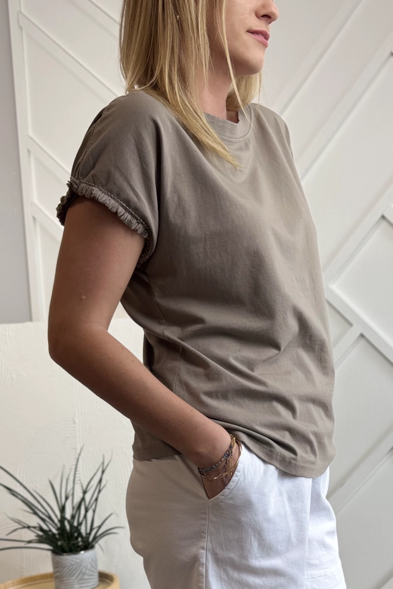 T-Shirt bluzka z bawełny na krótki rękaw z frędzlami kolor: beżowy taupe