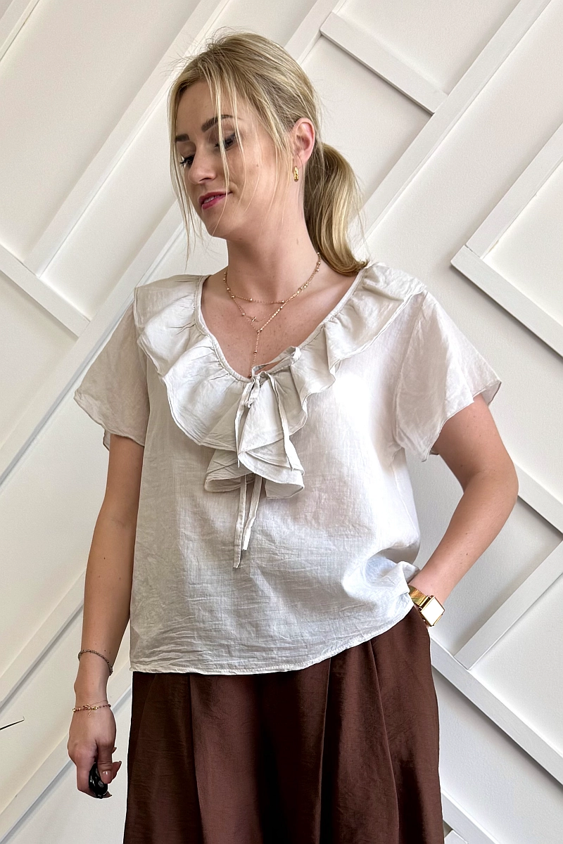 bluzka damska z falbankami przy dekolcie beżowa 100% bawełna krótki rękaw