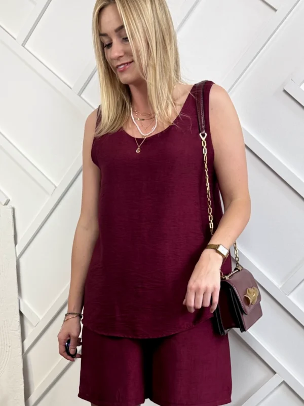 bordowy komplet damski elegancki krótkie spodenki i bluzka z efektownym tyłem