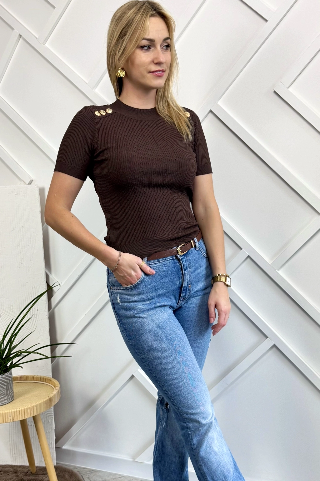 czekoladowa bluzka pod marynarkę, brązowa dzianinowa bluzka na krótki rękaw półgolf ze złotymi guzikami