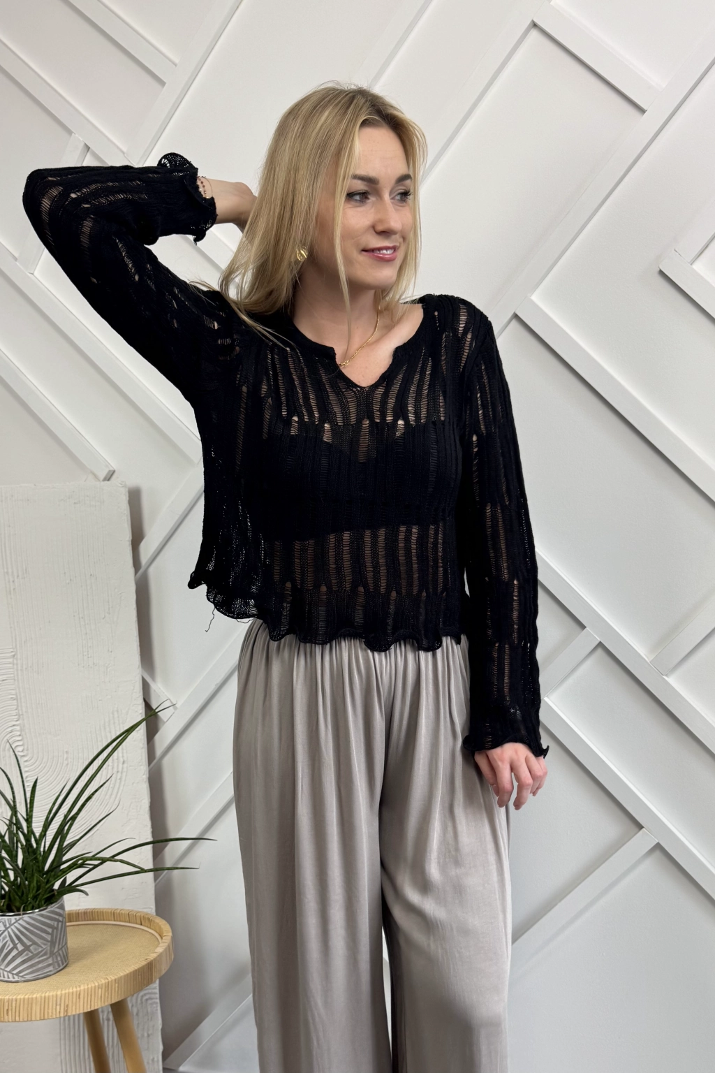 cienki ażurowy sweterek czarny długi rękaw