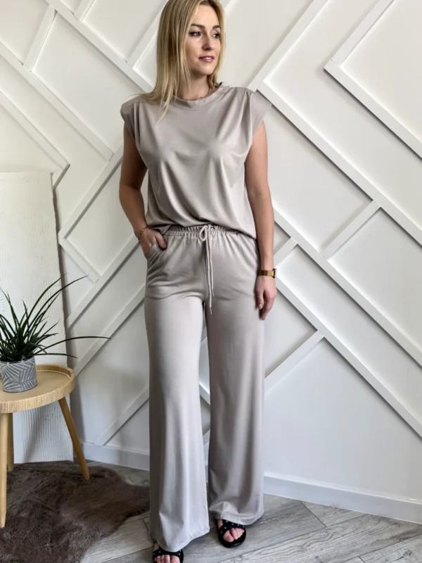komplet damski beżowy z szerokimi spodniami i bluzką z poduszkami w ramionach