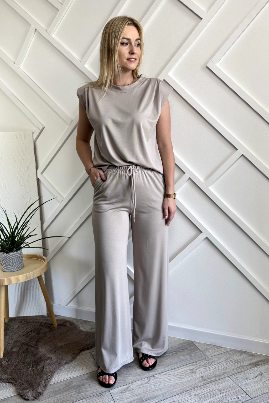 komplet damski beżowy z szerokimi spodniami i bluzką z poduszkami w ramionach