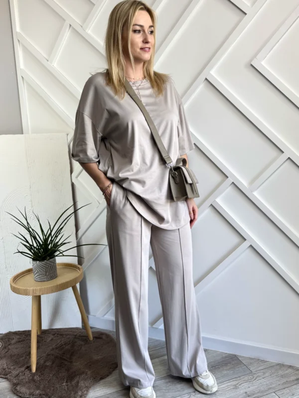 komplet dresowy oversize damski beżowy z szerokimi spodniami, długa bluzka na krótki rękaw i długie szerokie spodnie