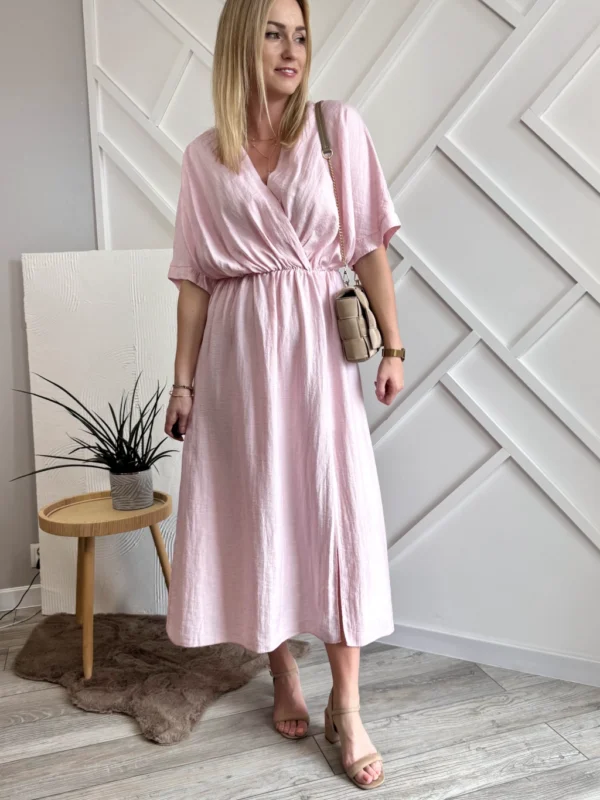 różowa sukienka midi z rozcięciem, kopertowy dekolt, krótki rękaw, jasny pastelowy róż