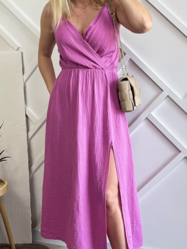 muślinowa sukienka midi różowa, z rozcięciem, kopertowy dekolt, na ramiączkach, jagodowa