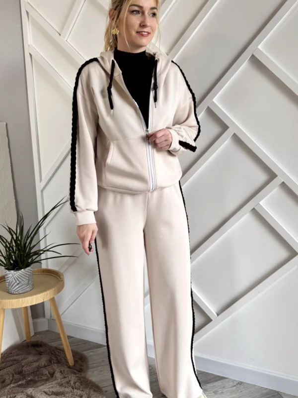 elegancki dres damski beżowy rozpinana bluza i szerokie spodnie z czarnym lampasem