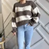 brązowo-kremowy sweter damski oversize w pasy