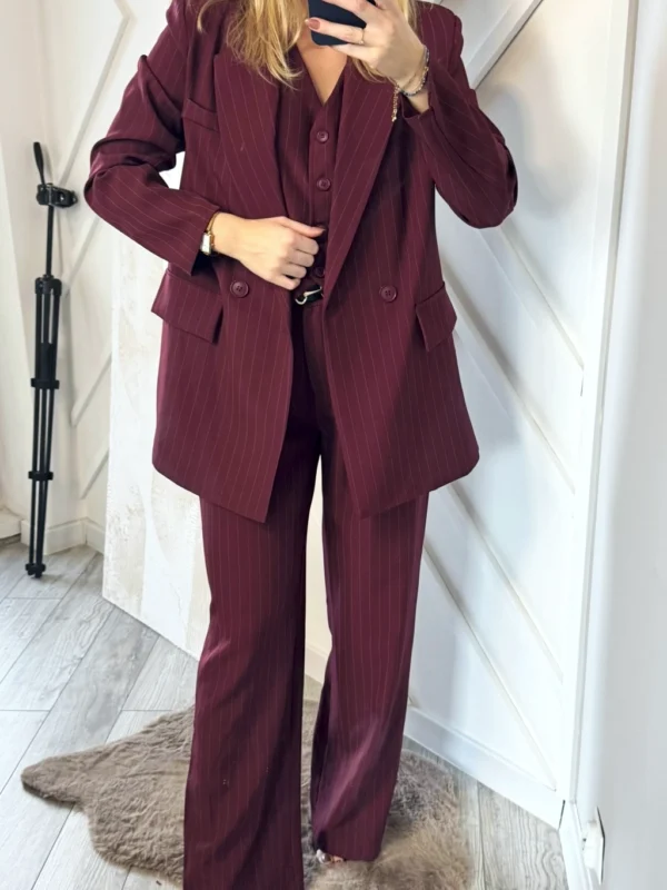 trzyczęściowy garnitur damski z kamizelką bordowy komplet marynarka, szerokie spodnie i kamizelka