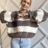 brązowy sweter damski w pasy oversize z falbankami na rękawach