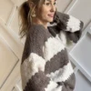 brązowy sweter damski w pasy oversize z falbankami na rękawach