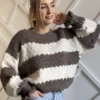 brązowy sweter damski w pasy oversize z falbankami na rękawach