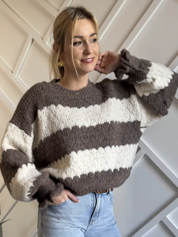 brązowy sweter damski w pasy oversize z falbankami na rękawach