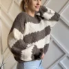 brązowy sweter damski w pasy oversize z falbankami na rękawach