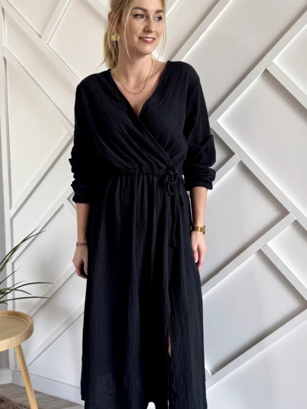 sukienka midi z rozcięciem czarna muślinowa na długi rękaw z kopertowym dekoltem