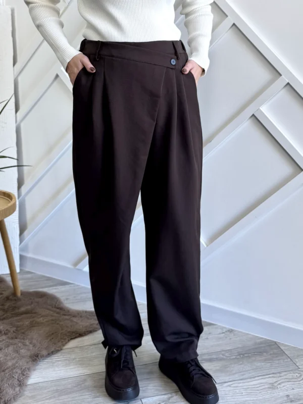 brązowe spodnie damskie asymetryczne zapinane na skos