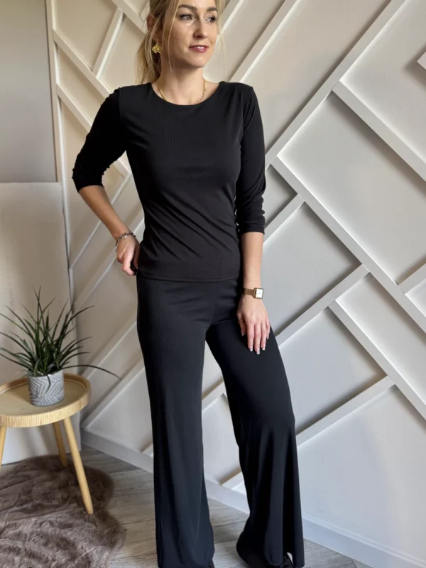 czarny komplet damski z wiskozy prążkowany materiał, bluzka 3/4 i szerokie spodnie