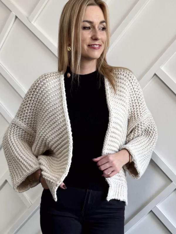 krótki kardigan damski beżowy pleciony rozpiany sweter gruby splot narzutka bez zapięcia