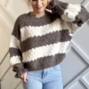 brązowy sweter damski w pasy oversize z falbankami na rękawach