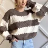 brązowy sweter damski w pasy oversize z falbankami na rękawach