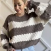 brązowy sweter damski w pasy oversize z falbankami na rękawach