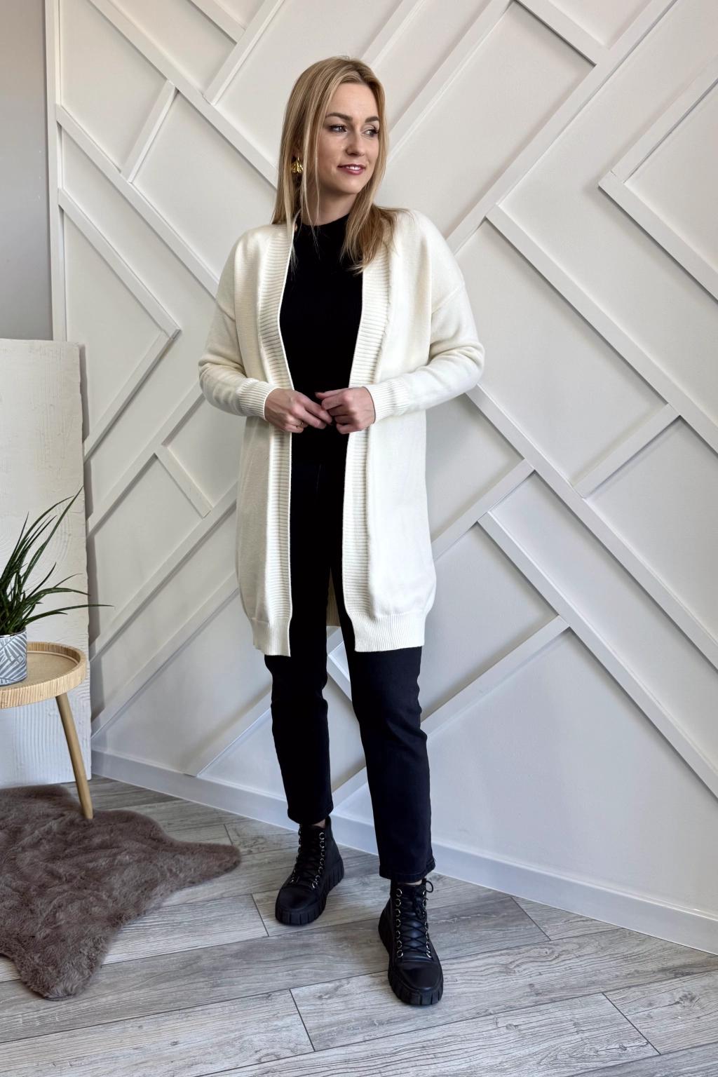 długi sweter kardigan damski kremowy bez zapięcia wiskozowy