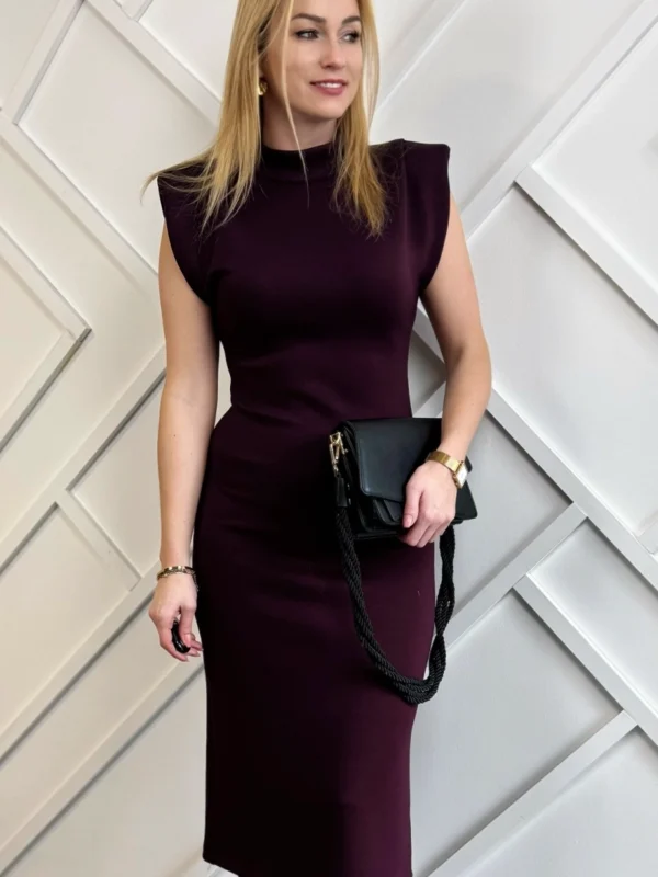 sukienka midi bez rękawów śliwkowa z półgolfem i poduszkami w ramionach bakłażanowa