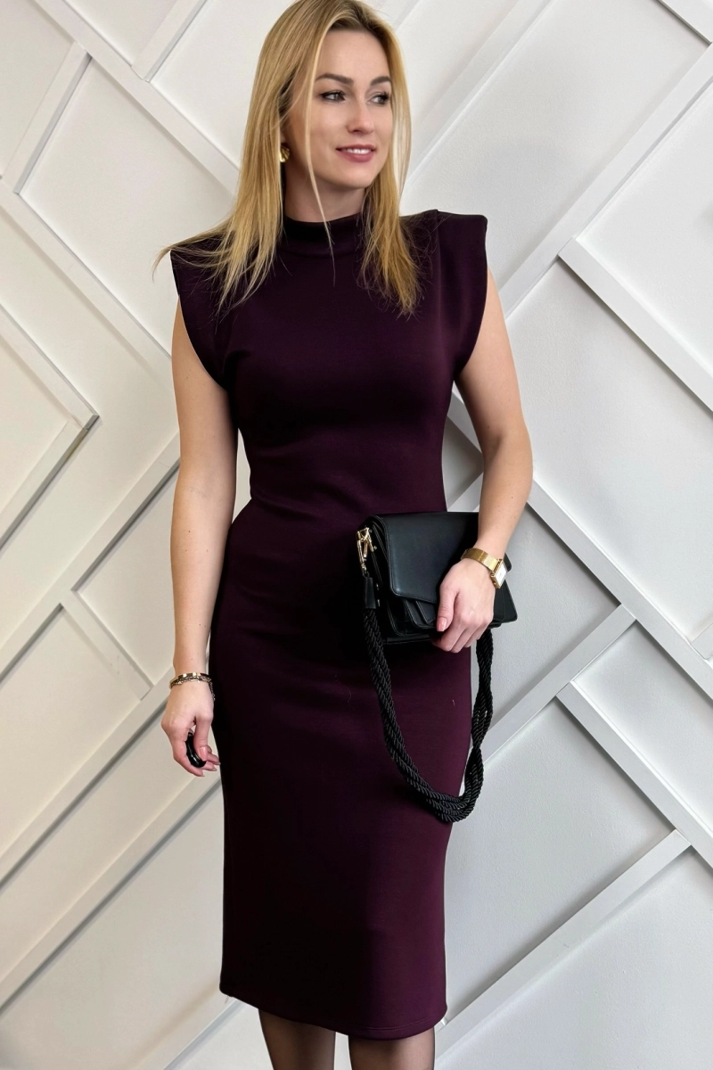 sukienka midi bez rękawów śliwkowa z półgolfem i poduszkami w ramionach bakłażanowa