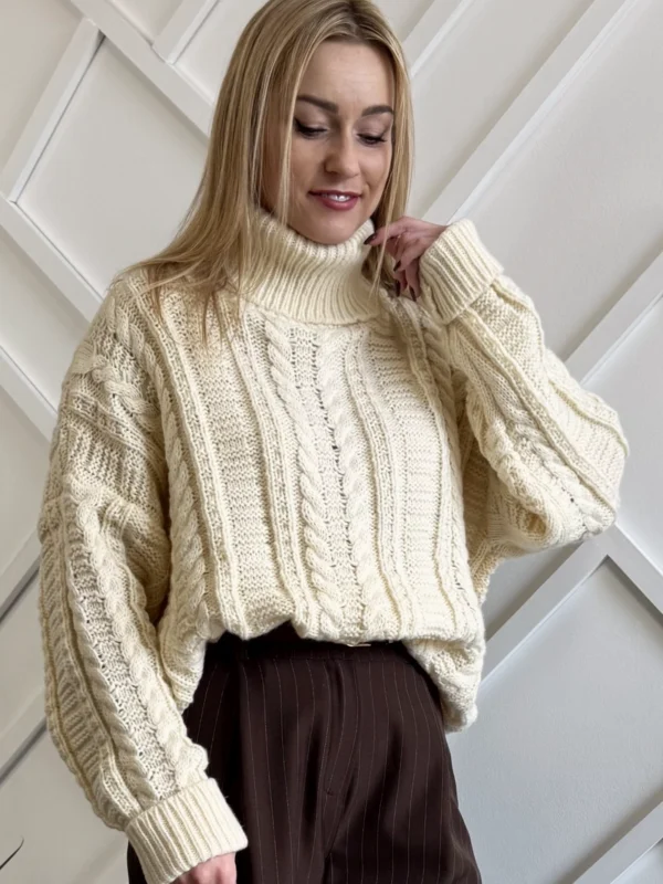 sweter damski gruby splot z golfem oversize kremowy