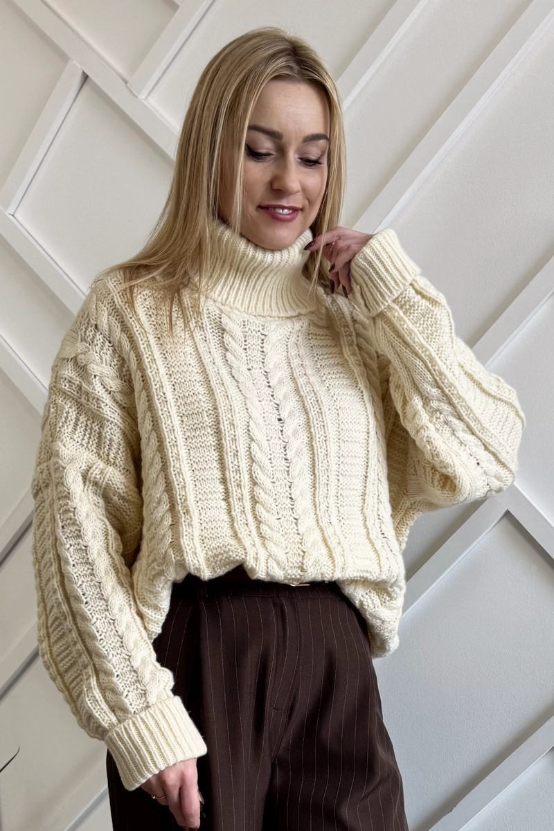 sweter damski gruby splot z golfem oversize kremowy