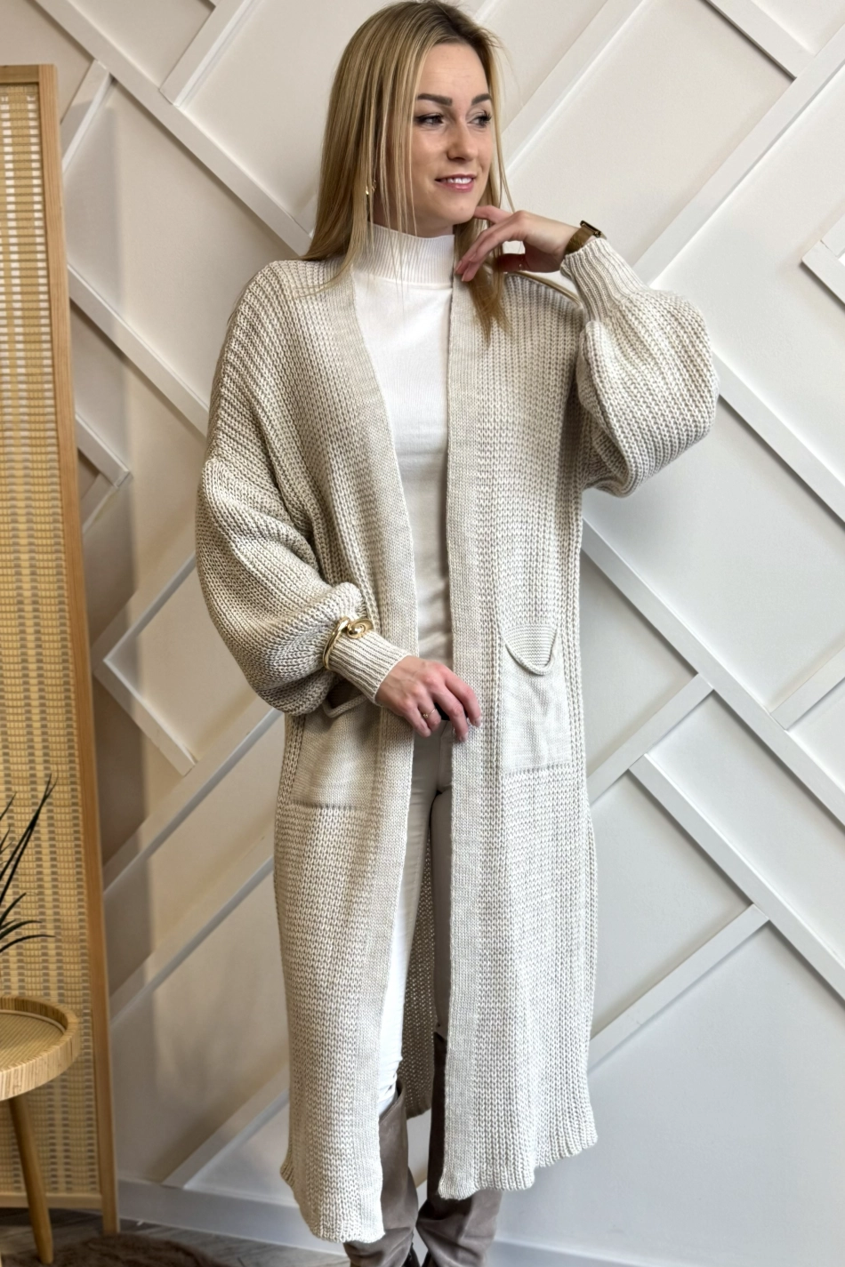 długi kardigan beżowy damski z kieszeniami sweter rozpinany