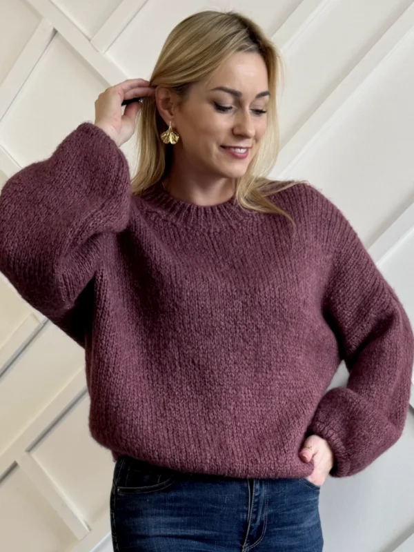 ciemno różowy sweter oversize damski ze ściągaczami