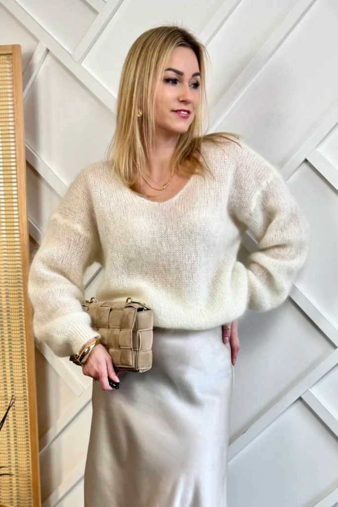 sweter moherowy damski ecru z dekoltem w serek śmietankowy 80% kid moher