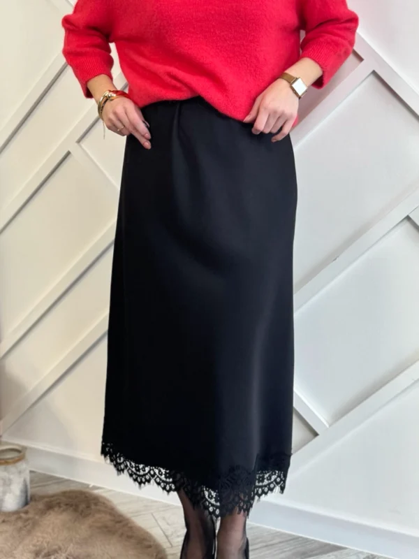 czarna spódnica midi z koronką na dole