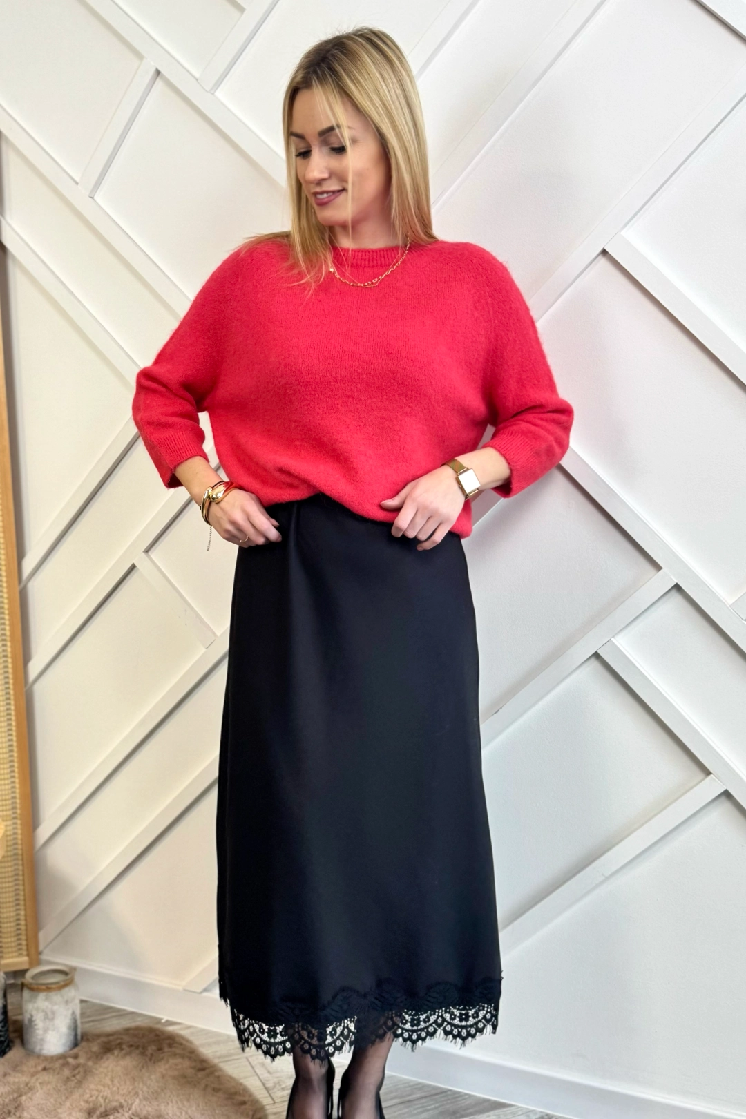 czarna spódnica midi z koronką na dole