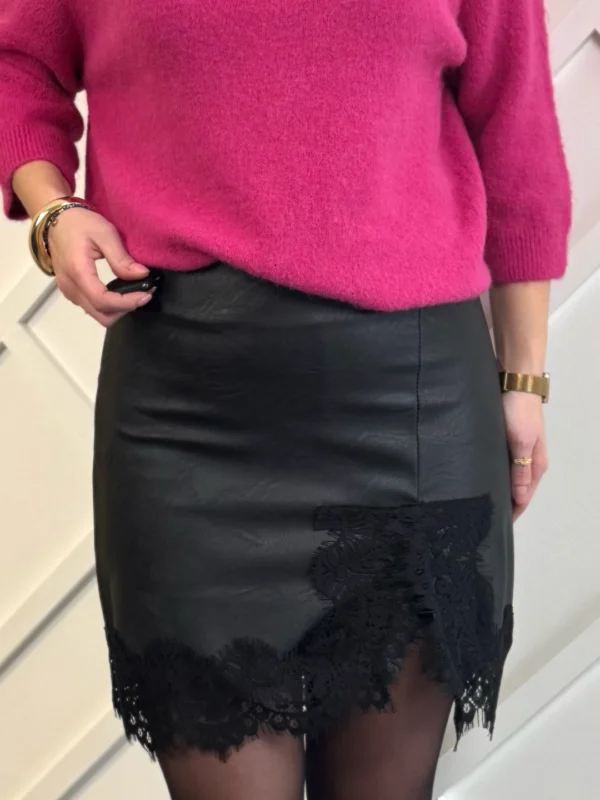 czarna spódniczka z ekoskóry z koronką