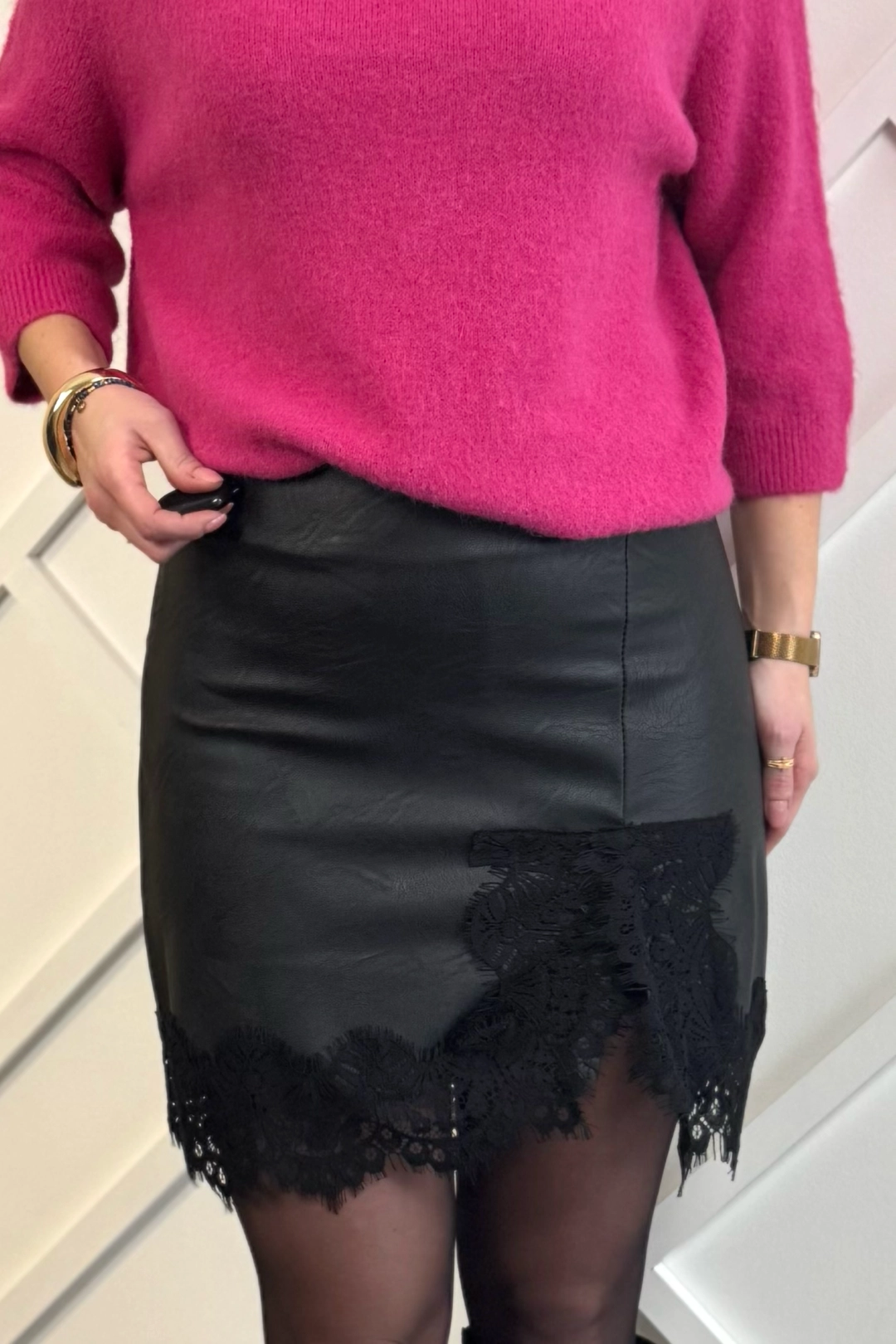 czarna spódniczka z ekoskóry z koronką