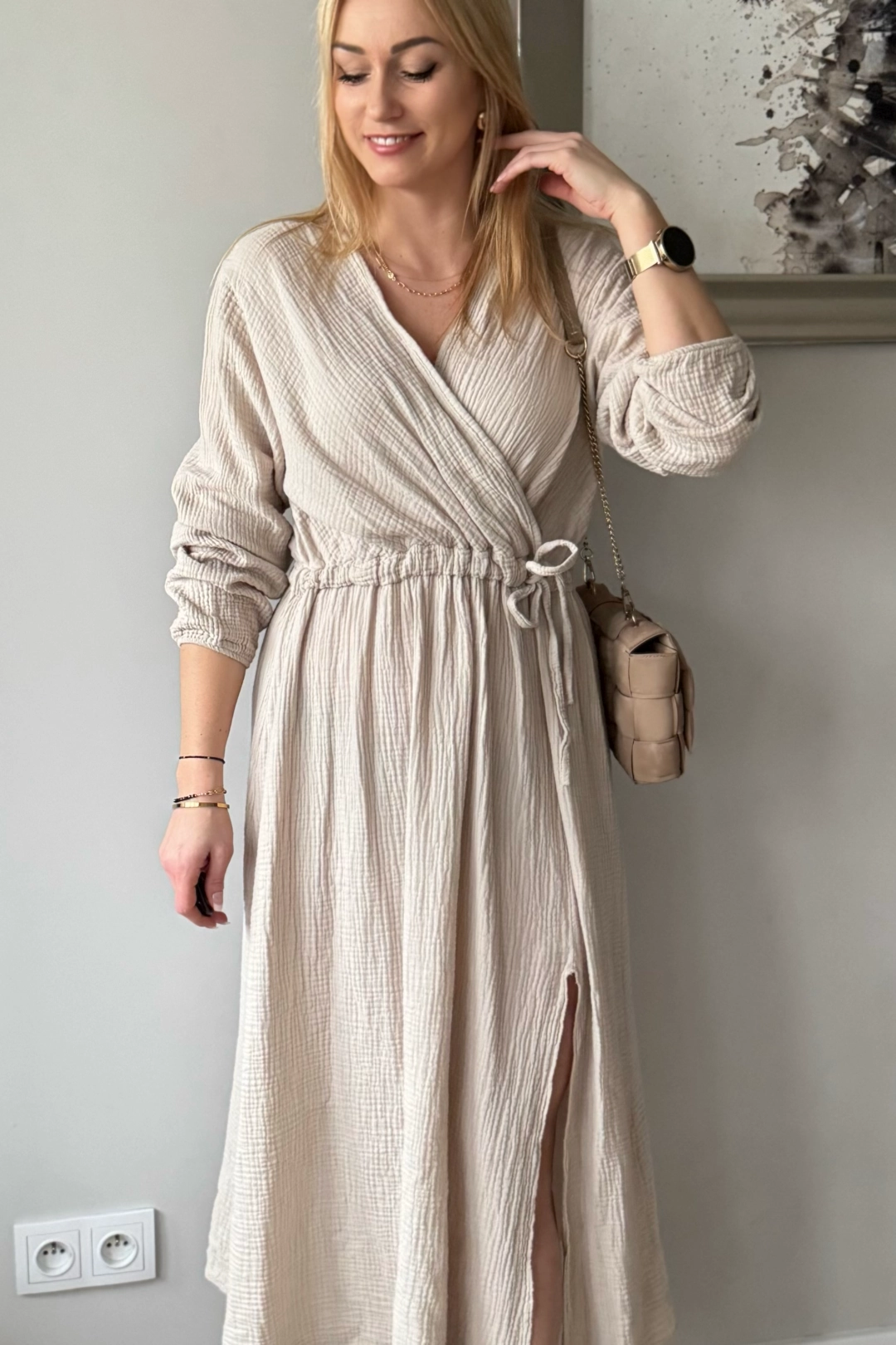 beżowa sukienka midi z rozcięciem i kopertowym dekoltem muślinowa na długi rękaw