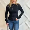 bluzka z różą na rękawie czarna bluzka z różami na rękawach marszczona