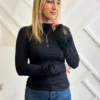 bluzka z różą na rękawie czarna bluzka z różami na rękawach marszczona