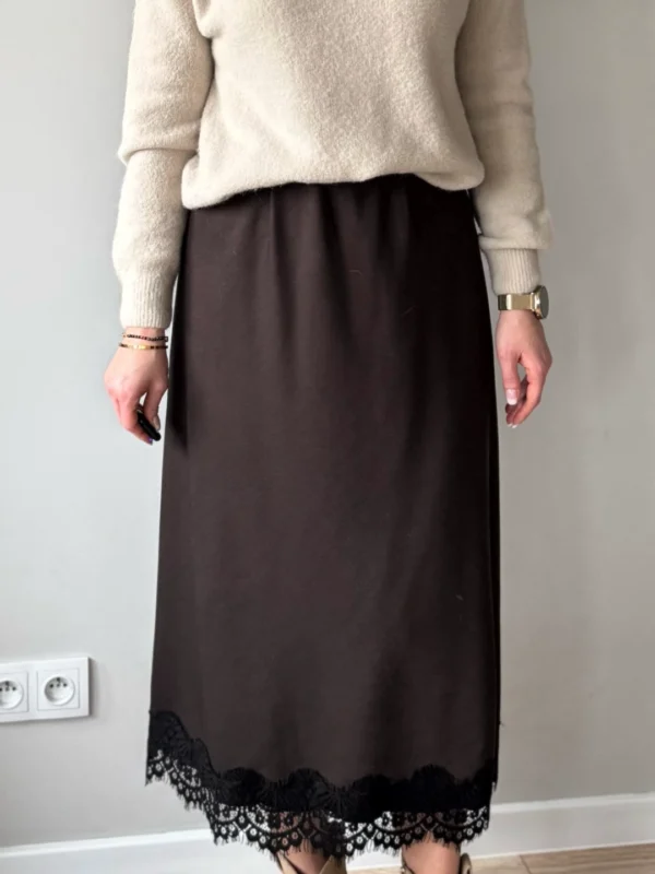 brązowa spódnica midi z koronką na dole czekoladowa