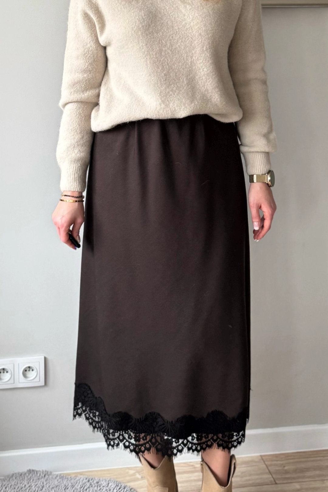 brązowa spódnica midi z koronką na dole czekoladowa