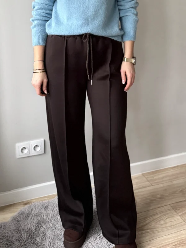 brązowe spodnie dresowe damskie eleganckie w kant czekoladowe